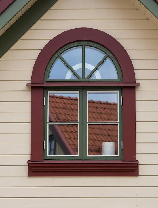 allmogefönster i trä med röda detaljer