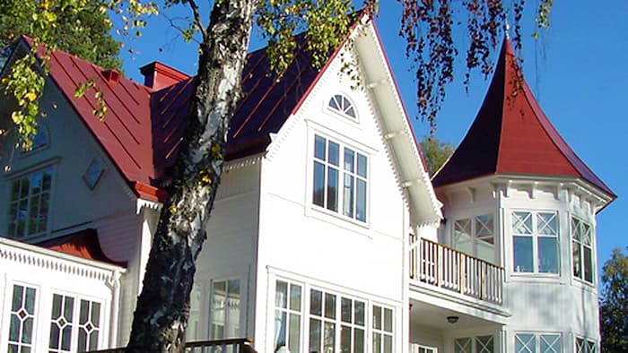 Snickare som gör hembesök och mäter vid fönster
